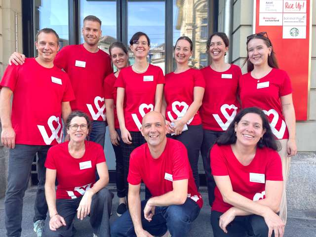 125 Jahre Tourismus in Winterthur Gruppe, Mitarbeiter, Herz-W, rote Shirts, Event