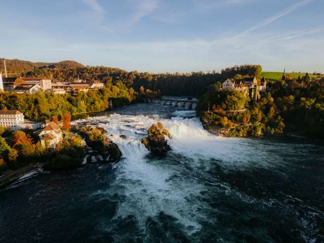 Rheinfall 2024 Herbst Rheinfall, 20241021, Drohne, Wasserfall, Felsen, Schloss, Schloss Laufen, Oktober, Rheinfallfelsen, von oben, goldener Herbst, Herbst